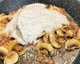 Foto del paso 3 de la receta: Medias lunas y crema de Trufa con Champiñones y Jamón ibérico