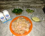 Foto del paso 1 de la receta: Pollo al verdeo con crema
