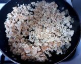 A picture of step 2 of Minced chicken pesto marrow boat.