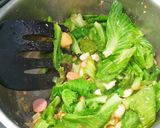 รูปขั้นตอนการทำที่ 2 ของ ไก่ผัดตะไคร้ และแขนงผัดไข่เค็ม