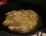 Foto del paso 2 de la receta: Papas fritas con cheddar panceta y salchichas