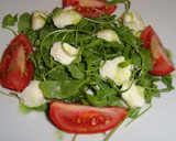 Foto del paso 4 de la receta: Ensalada de rúcula y tomate con queso mozzarella