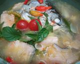 Foto langkah ke 4 dari resep Sup kepala ikan salmon.