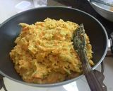 Foto langkah ke 4 dari resep Risoles rogut sayur ekonomis tanpa susu dan telur.