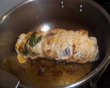 Foto del paso 7 de la receta: Pechuga de pollo rellena con salsa de vino