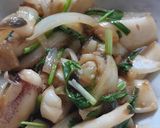 Hình bước làm 2 của món Mực xào hành tây