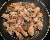 Foto del paso 4 de la receta: Pollo frito al ajillo
