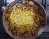 Foto del paso 3 de la receta: Pasta en salsa con champiñones y atún