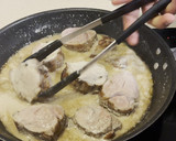 Foto del paso 3 de la receta: Solomillo de cerdo a la pimienta verde en leche de coco