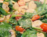 Foto del paso 3 de la receta: Salmón en salsa cremosa de puerro con cherrys y espinacas frescas