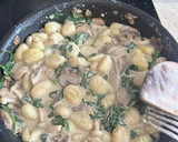 Foto del paso 5 de la receta: Ñoquis con crema de mix de champiñones y espinacas