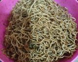 Foto langkah ke 2 dari resep Mie Goreng Kulit Ayam.