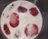 A picture of step 2 of Strawberry n banana shake.
