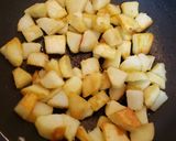 Foto del paso 2 de la receta: Papas salteadas con ajo y limón..