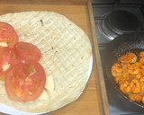Foto del paso 1 de la receta: Quesadillas con camarones y tomate 🧀🍤🍅
