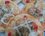 Foto langkah ke 5 dari resep Pizza Mini Sosis Mozzarella.