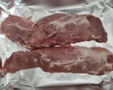 Foto del paso 2 de la receta: Solomillo de Cerdo en Papillote con Salsa Yakiniku y Pasas