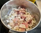 Foto del paso 4 de la receta: Arroz meloso mar y montaña (de pollo y chipirones 🦑)