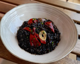 Foto del paso 8 de la receta: Arroz negro meloso con sepia y pimientos del piquillo