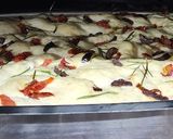 Foto del paso 7 de la receta: Focaccia con tomates secos, romero y olivas negras. Fácil y rápida, sin amasar. 🍅🫒🍞