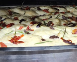 Foto del paso 7 de la receta: Focaccia con tomates secos, romero y olivas negras. Fácil y rápida, sin amasar. 🍅🫒🍞