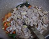 Foto langkah ke 4 dari resep Tumis Kulit ayam pedas manis.