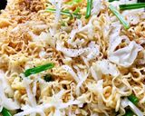 Hình bước làm 2 của món Mì Gói Xào Trứng Bắp Cải