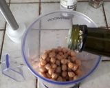Foto del passaggio 3 della ricetta Polpette di melanzane, feta e menta su crema di ceci alle noci