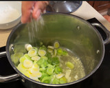 Foto del paso 1 de la receta: Crema de puerros y calabacín