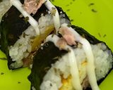 Foto langkah ke 10 dari resep Homemade Tuna Sushi With Egg.