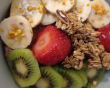 Kakaós zabkása gyümölcsökkel, granolával, mézzel és virágporral recept fázis 1 fotója