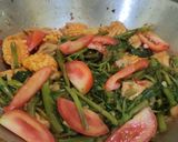Foto langkah ke 6 dari resep Tumis Kangkung Tahu Pedas.