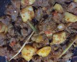 Foto langkah ke 5 dari resep Tumis Pedas/Oseng Mercon Daging Sapi dan kentang.