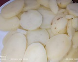 Foto del paso 6 de la receta: Milhojas de patatas con pollo 🐓 al horno y vino en reducción de su propio jugo