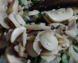 Foto del paso 3 de la receta: Salsa de crema y verdeo con champiñones