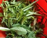 Hình bước làm 2 của món Canh chua lá me ếch
