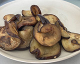 Foto del paso 6 de la receta: Chorizos con berenjenas en salsa de tomate casera