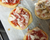 Foto del paso 2 de la receta: Mini pizzas de bacon, jamón y cebolla
