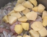 Foto del paso 3 de la receta Guiso de calamar y gambones, con patatas, cebolla y guisantes