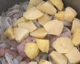 Foto del paso 3 de la receta: Guiso de calamar y gambones, con patatas, cebolla y guisantes