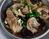 Foto langkah ke 4 dari resep Ayam Kukus Jamur Kuping.