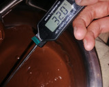 Foto del paso 7 de la receta: Bombones de chocolate "Día de Muertos" 💀 🍫