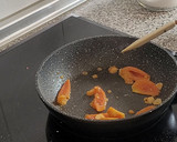 Foto del paso 5 de la receta: Chuletas de cordero rebozadas con pasta y espinacas