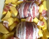 Baconbe göngyölt sertés szelet tojással töltve, vele sült burgonyával recept fázis 4 fotója