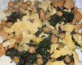 Foto del paso 6 de la receta: Ensalada con espinacas, garbanzos, salchicha alemana, boconccinos