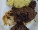 Foto langkah ke 4 dari resep Simple sirloin steak.