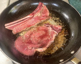 Foto del paso 3 de la receta: Chuleta de res con salsa de chile pasilla y pimiento verde