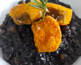 Foto del paso 14 de la receta: Arroz negro meloso con garbanzos y merluza rebozada