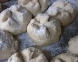 Foto del paso 2 de la receta: Panes saborizados de cebolla con masa de pizza