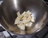 Foto del paso 3 de la receta: Bizcocho genovés con cobertura crujiente de chocolate blanco, almendras y naranja confitada
